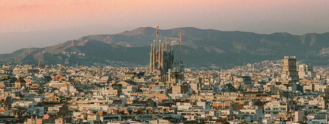 Barcelona: Innovación y Crecimiento en la Ciudad Condal Barcelona: Innovación y Crecimiento en la Ciudad Condal