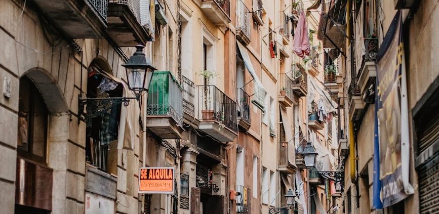 Avances Urbanos y Desafíos Sociales en Barcelona